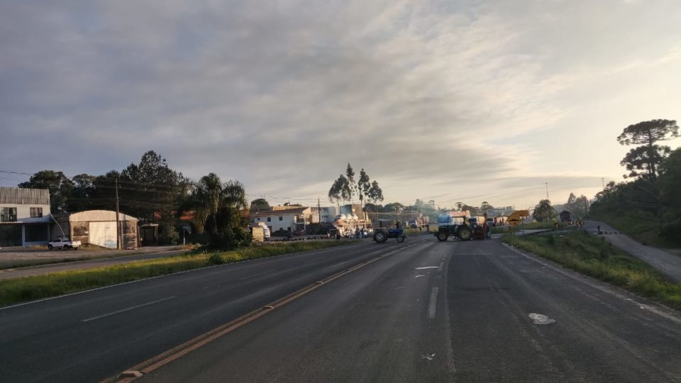 Rodovias do Paraná têm três bloqueios parciais e uma interrupção total para veículos